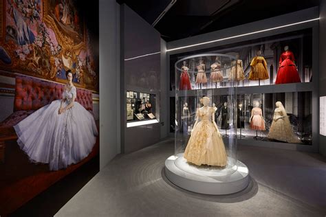 Christian Dior Su Vida Su Inicio En La Moda Y Sus Diseños Más Famosos