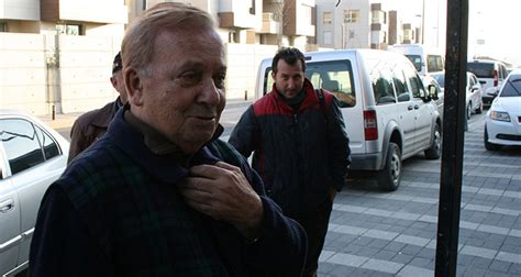 Annesinin adı da selvi hanım. Huysuz Virjin olarak tanınan Seyfi Dursunoğlu hayatını ...