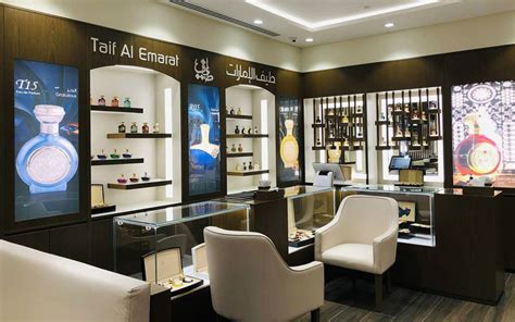 وهو مجمع يستقبل أكثر من 42 مليون زائر سنوياً، ويضم أكثر من 630 متجراً عالمياً، بمساحة تجزئة تبلغ 255,489 قدم مربع، يقدم. الظفرة مول في ابوظبي ... أنشطة رائعة في أجمل مولات أبوظبي ...