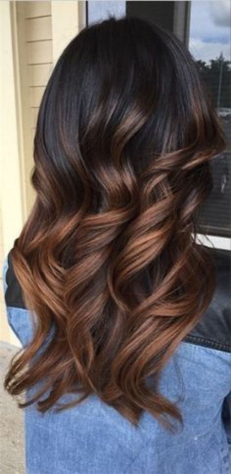 Le balayage caramel peut prendre différentes nuances telles que le caramel tirant sur le miel. Ombré Hair Miel Sur Cheveux Noir