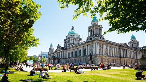 Belfast belfast is situated on northern ireland's eastern coast at 54°35'49?n 05°55'45?w. City guide: Belfast, Northern Ireland | Escapism Magazine