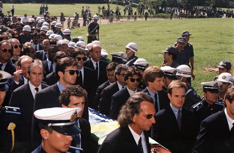 Ai Funerali Di Senna Lo Storico Rivale Alain Prost Porta In Spalla La