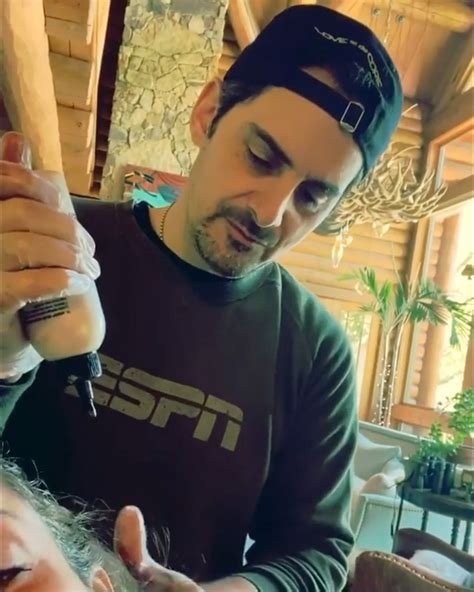 Brad Paisley Touches Up Wifes Roots During Quarantine