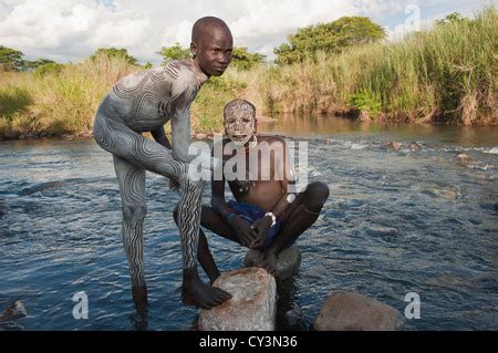 Zwei Männer der Surma mit Körper Bildern in den Fluss Kibish Omo River Valley Äthiopien