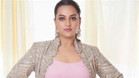 Sonakshi Sinhas Team Faces Legal Trouble As Non Bailable Warrant Issued In Fraud Case Report