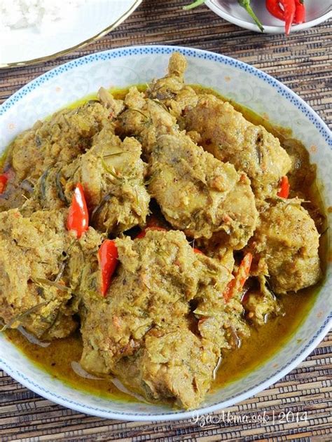 Masukan bahan yang dikisar seperti rempah,cili api dan cili kering kedalam kuali. RENDANG AYAM CILI API - Singgahsana Kitchen