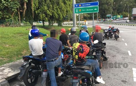 Km 1 lebuhraya plus (arah utara) 110 km/j: Geng rempit 'tersangkut' di PD | Harian Metro