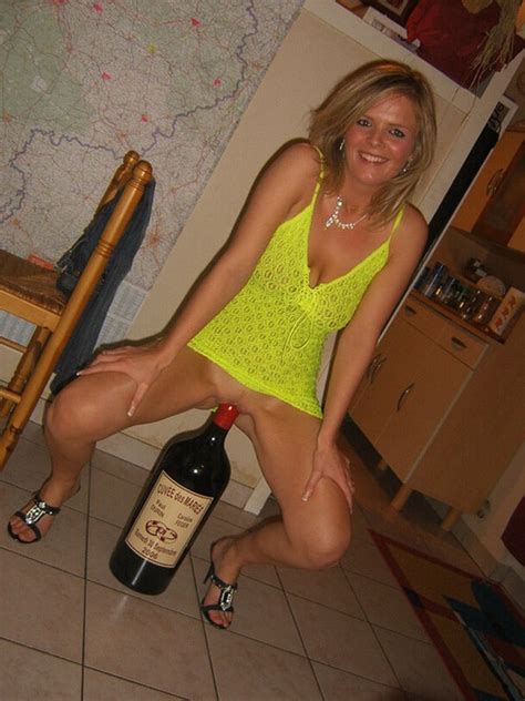 Bouteille de vin géante dans la chatte d une femme au foyer Photos