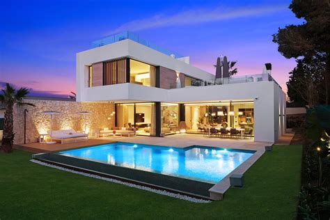 Modern Mansion With Pool
