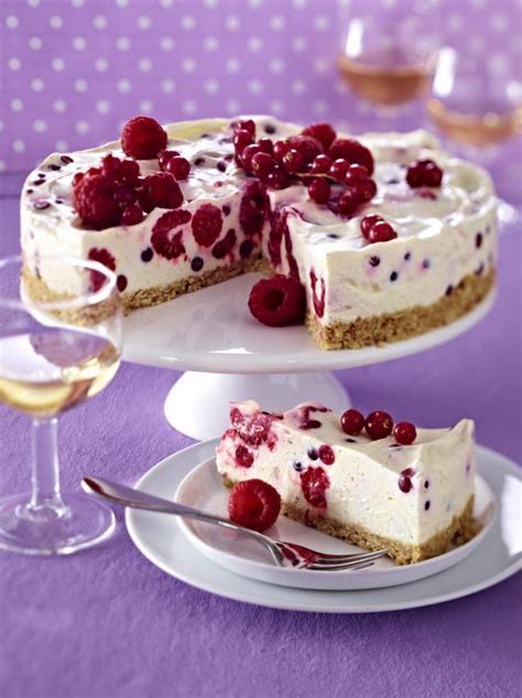 3 el frischkäsecreme esslöffelweise unter die gelatine rühren. Frischkäse-Beeren-Kuchen mit Keksbröselboden Rezept ...