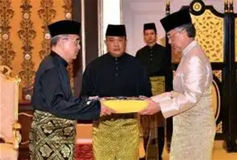 Pelantikan bekas ketua menteri melaka itu. Agong lantik Ali Rustam sebagai YDP Negeri Melaka dengan ...