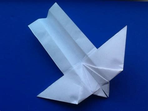 L'avion en origami classique est obtenu à partir d'une seule feuille de papier et se compose de quatre parties : Comment faire un avion en papier - astuces et modèles pour rigoler avec vos enfants! - Archzine.fr