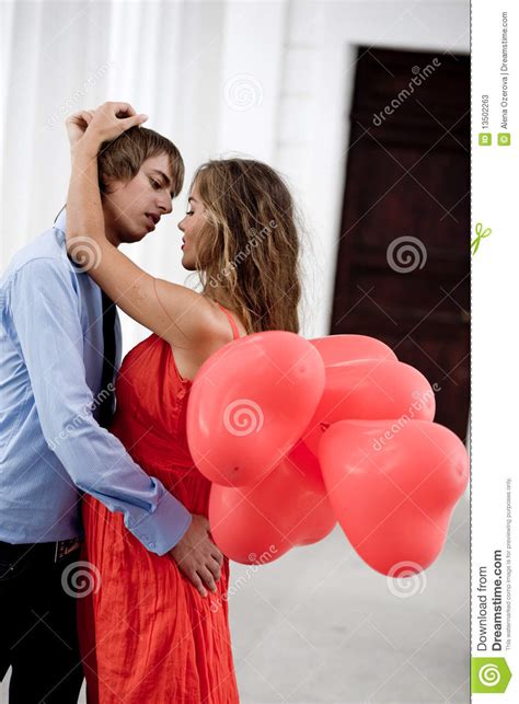 baisers des couples image stock image du beau vêtement 13502263