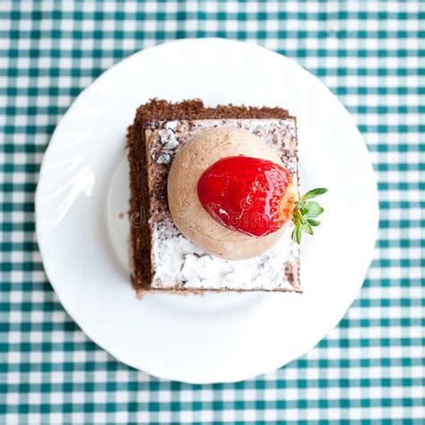 Torta Con La Fresa En Tela De La Tela Escocesa Foto De Archivo Imagen