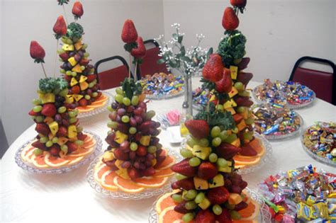 Fruit trees take a bit more time to put together than simply laying out pieces of fruit, but are not much more difficult. Wonderful DIY Food Christmas Tree