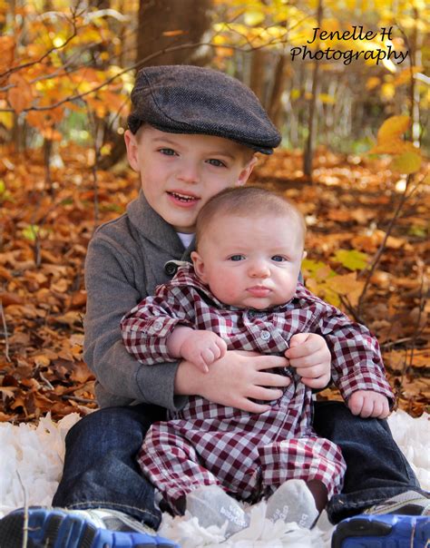 sibling photography pose | Sibling photography, Sibling photography poses, Fall toddler photography
