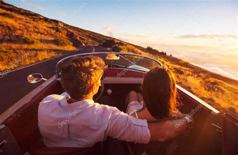 Pareja Romántica Conduciendo Por Una Hermosa Carretera Al Atardecer 2023