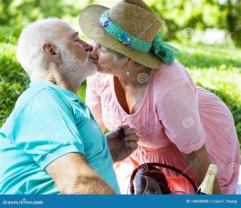 Älteres Paar Küssen stockfoto Bild von romanze sommer
