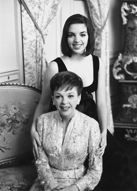 Judy Garland And Daughter Liza Minnelli Photographed In London 1964 Roldschoolcool