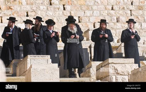 Ultra Ortodoxos Judíos Orando En El Cementerio Del Monte De Los Olivos