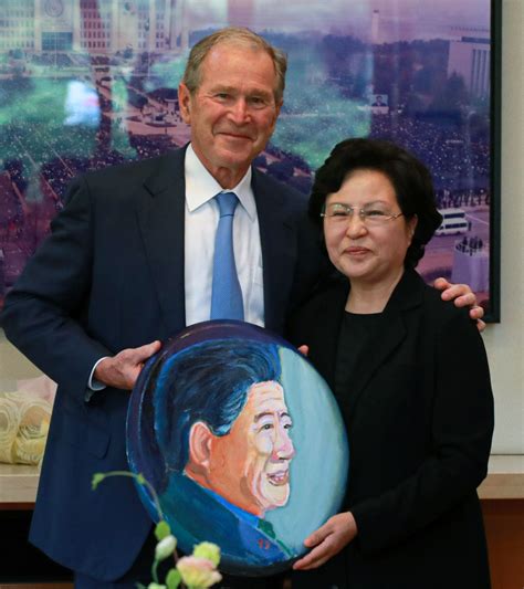 ▲ 24일 김해 봉하마을 고 노무현 대통령 묘소 헌화대에 박원순 서울시장과 이재명 경기지사 예비후보의 조화가 나란히 놓여 있다. 부시가 그린 故 노무현 전 대통령 초상화 | SBS 뉴스