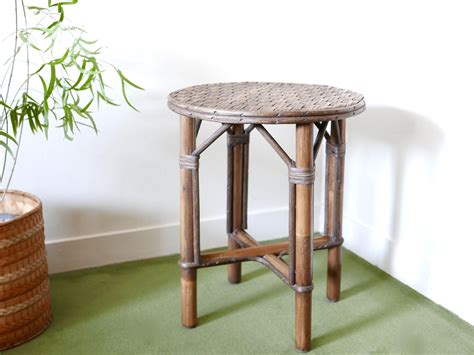 Tabourets solides qui résistent à l'extérieur et qui accompagneront votre table haute ou votre gazébo bar en bambou. Petite table ou tabouret en bambou et osier, années 50 ...