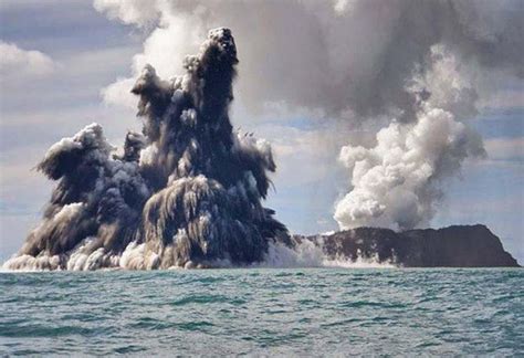 Know About The Mysterious Emergence Of This 50 Year Old Surtsey Island