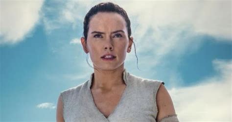 The Internet Is Mad And Nude About Rey S Lightsaber Skills The Geek