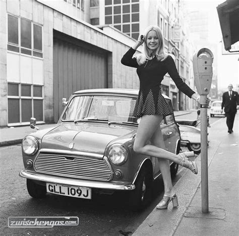 Jenny Clare neben ihrem Leyland Mini 1972 #JennyClare #LeylandMini #
