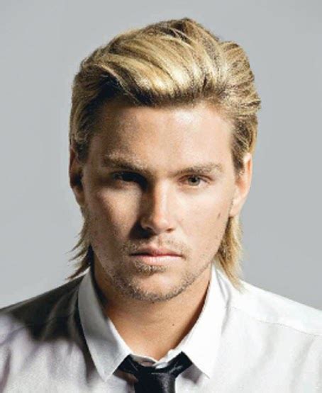 One of the classiest square face shape hairstyles is the straight blunt cut that entirely hides the corners of your jawline and cheekbones but highlights the eyes and lips at the same time. Hairstyle for Men Square Face