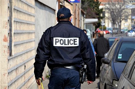 Suicide dun policier à Toulon la police lui rend hommage Actu Var