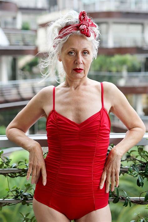 Mujer mayor usando un traje de baño de una pieza en color rojo Ageless