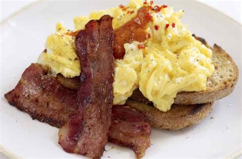 Jamie Olivers Spicy Scrambled Eggs And Crispy Bacon Breakfast