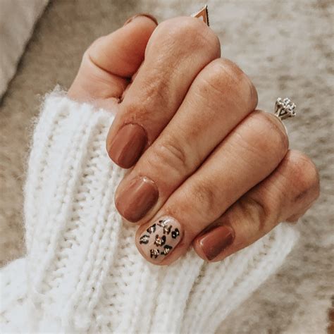 Leopard Accent Fall Nails | Gold accent nail, Accent nails ...