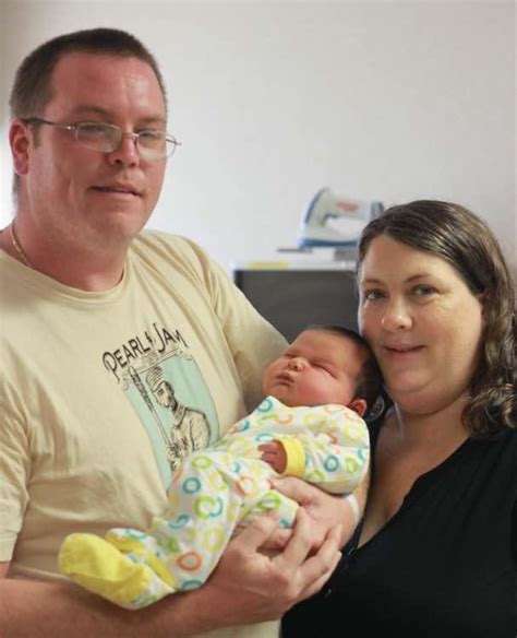 Mom gives birth to 14.4-pound baby - CBS News