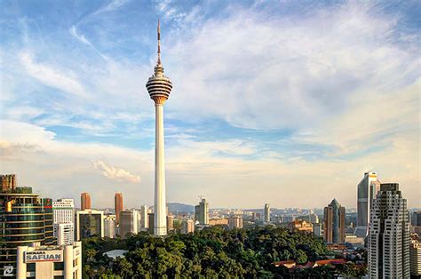 Menara kl, or kuala lumpur tower, located within the bukit nanas forest reserve, is the tallest telecommunications tower in south east asia and the 7th tallest in the world. 5 Tempat Terkenal di Kuala Lumpur, Bisa Jadi Ide Liburanmu ...