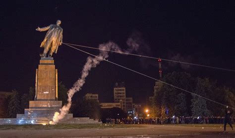 Ukrainians Just Pulled Down A Massive Lenin Statue What Does That