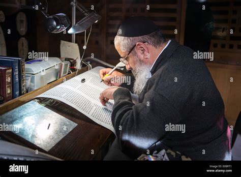 Rabbi Torah High Resolution Stock Photography And Images Alamy