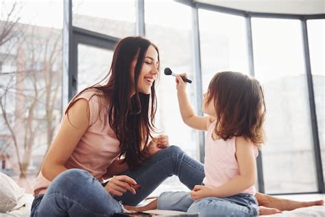 Aprendiendo A Maquillar A La Joven Madre Con Su Hija Pasando El Fin De