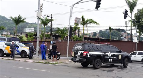 A Gazeta Motociclista Perde Controle E Vai Parar Embaixo De Viatura