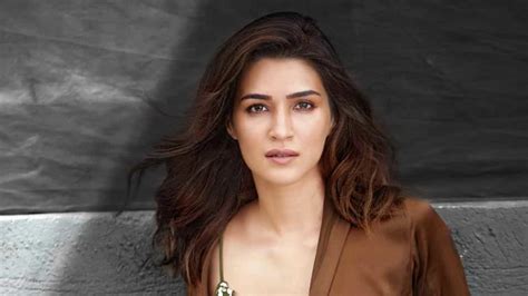 Kriti Sanon Wishes Her Father On His Birthday Shares A Glimpse Of Her