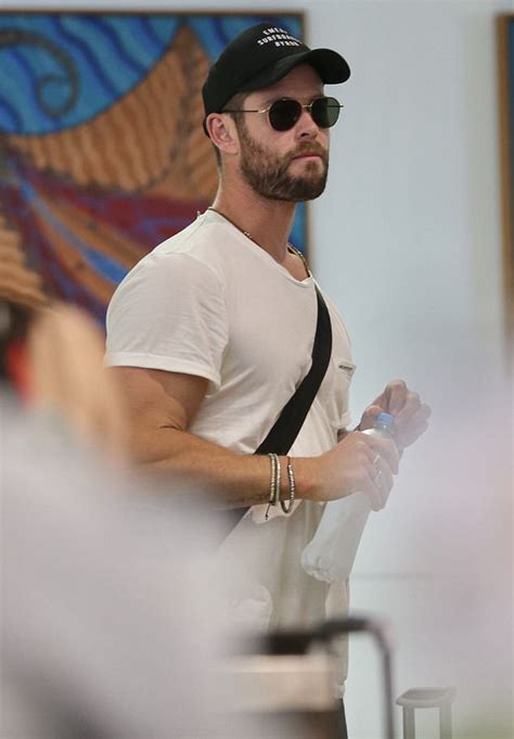Chris Hemsworth Shows Off Biceps As He Lands In Brisbane Daily Mail Online