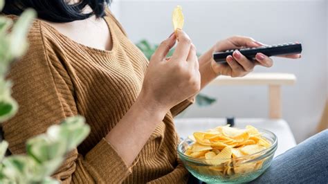 Why Its So Easy To Overeat While Watching Tv According To A Dietitian