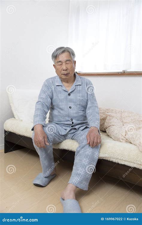 Japanese Old Man Who Can Not Get Tired Even After Getting Up In Bed