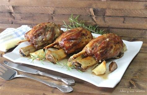 Precalienta el horno a 220º e introduce el codillo de cerdo durante unos 8 minutos, hasta que el exterior esté dorado. Codillos de cerdo al horno | Comparterecetas.com