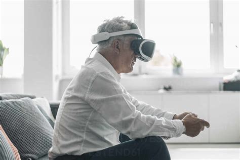 Geschäftsmann Spielt Videospiel Mit Einer Virtual Reality Brille Während Er Im Büro Auf Dem