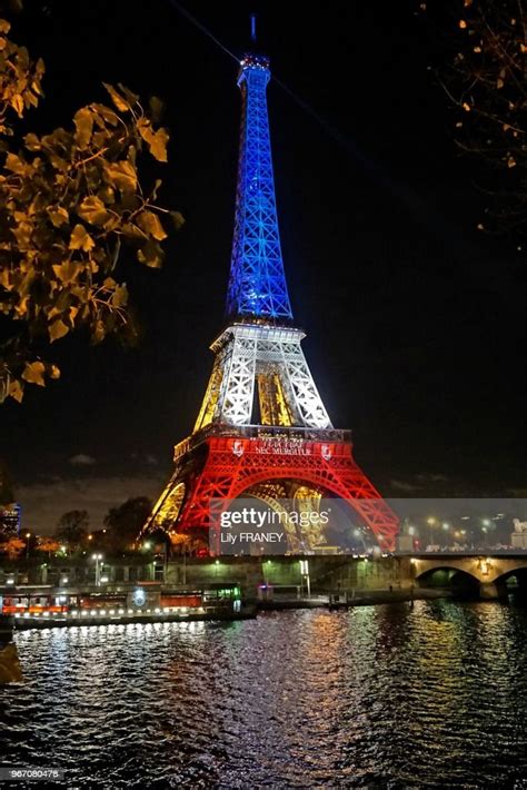 Tour Eiffel Illuminée De Bleu Blanc Et Rouge Après Les Attentats De