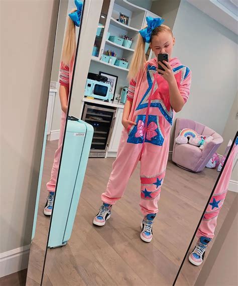 Jojo Siwa’s Wildest Most Colorful Fashion Looks Of All Time Pics