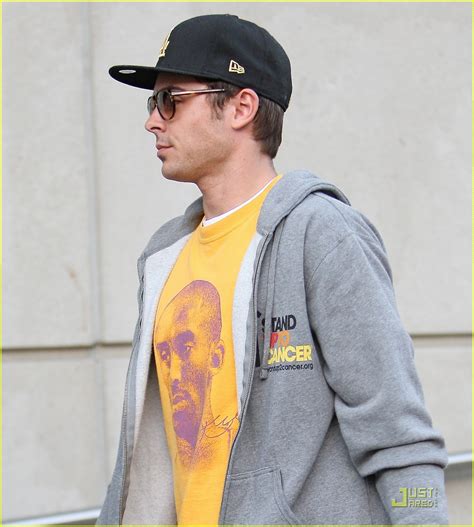 Zac Efron Stands Up For The Lakers Photo 414970 Photo Gallery