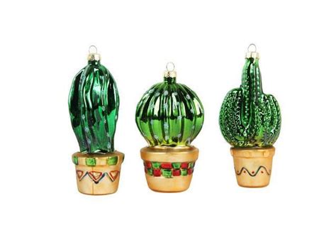 Arrosez votre cactus de noël régulièrement en laissant la terre sécher entre chaque arrosage. Les plus belles boules de Noël à suspendre au sapin - Elle ...